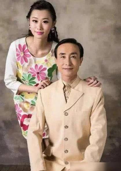 65岁巩汉林晒全家福,63岁巩汉林晒全家福与儿媳妇合照