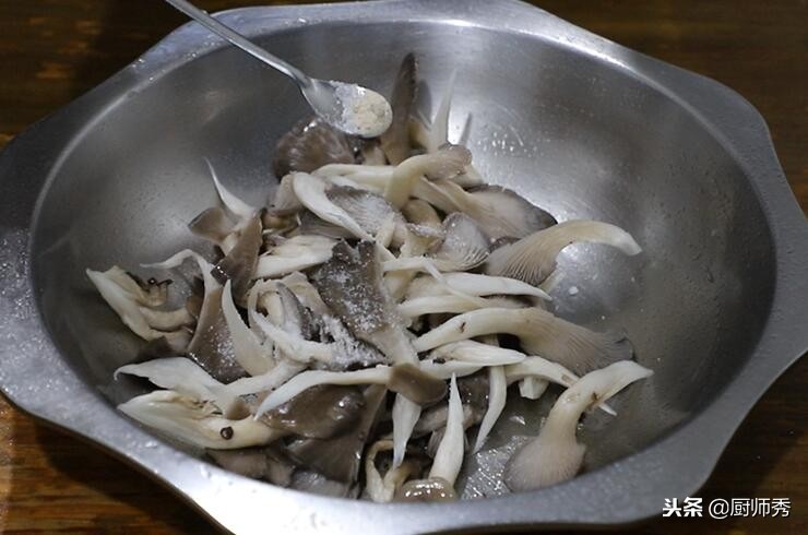 为什么炸的蘑菇很脆但是很油,干炸蘑菇怎么做不回软