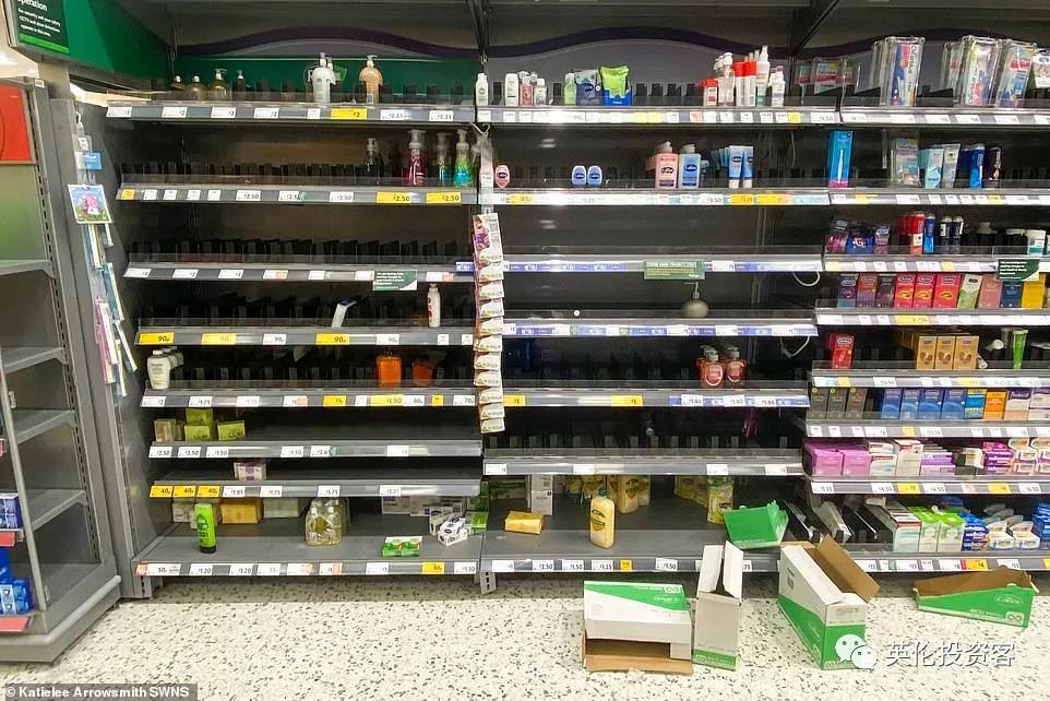英国一周隔离60万人,超市货架又空了!边境不再检查核酸报告?