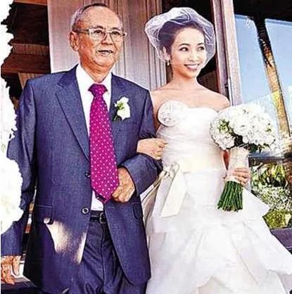 侯佩岑的所有恋情,侯佩岑的妈妈和她老公十指紧扣