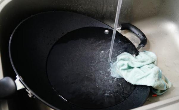 铁锅养锅怎么样变黑,新的不粘锅用一次就发黑了正常吗