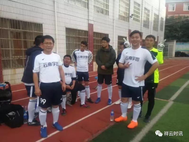 足球赛场上的加油,足球比赛现场助威加油图片