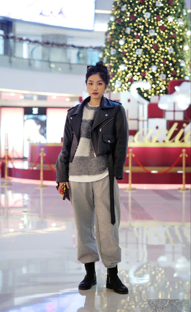 今年早春显瘦又百搭的五条神裤,小黑裤的百搭时尚