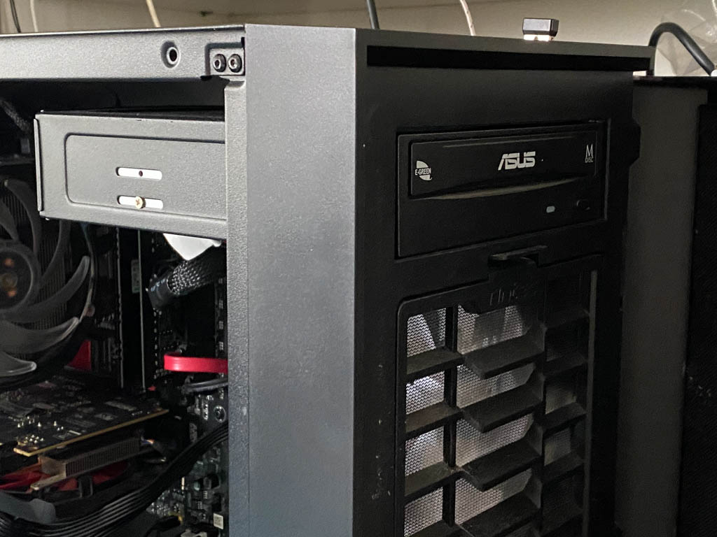 侧透机箱能装光驱,外置光驱在机箱外面放置的光驱