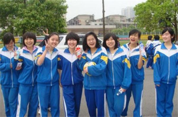 福州某学校300元校服,300元校服穿一天就破烂学校回应