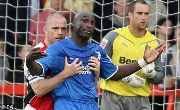 梅西足球场上的搞笑视频,足球场上搞笑瞬间