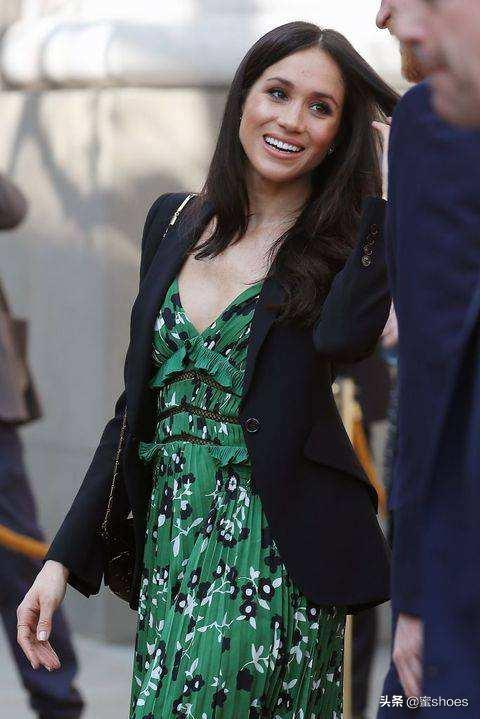 梅根穿的什么牌子高跟鞋,梅根王妃尖头红底高跟鞋图片