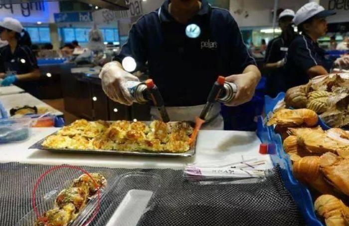 在日本没人买,转身“加价”卖给中国游客,当地人:赚钱太容易