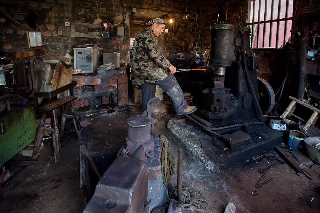 闪石乡锻刀匠：42年只为做好一把菜刀！