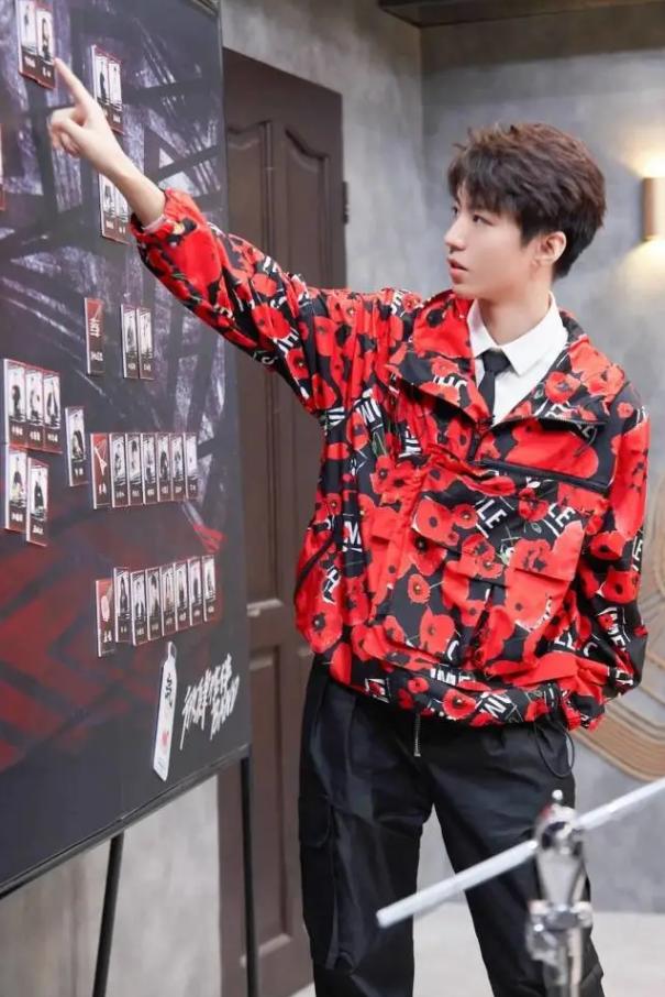 王俊凯长筒马靴写真,王俊凯穿长筒靴的照片