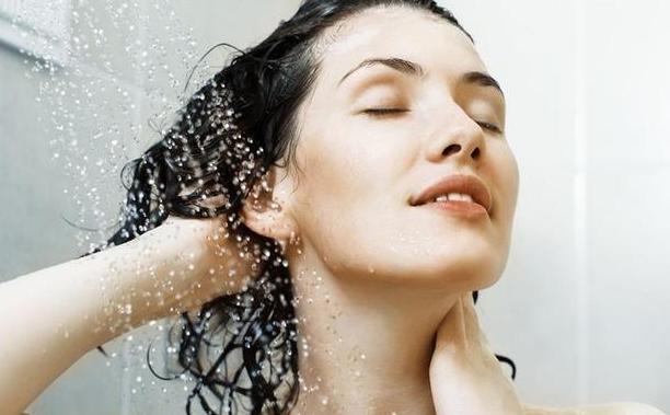 女性洗澡的时候，选择站着尿尿，尽管舒服了，但也会带来这些伤害