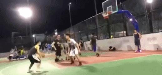 又见球场黑脚！16岁少年打球被踹！这种人不配喜欢篮球