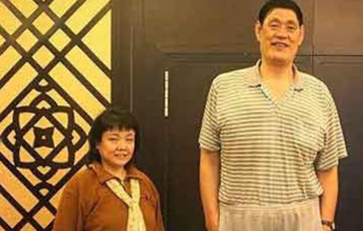 穆铁柱葬礼现场,郑海霞穆铁柱巨人症