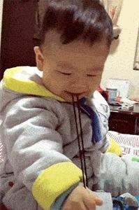 这只鹦鹉一直以为他是一只猴，所以每天都在重复做这个动作