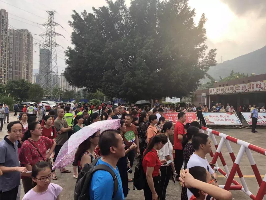 考完啦！莆田考场外上演“00”后深情告白！这些场景都太美~~