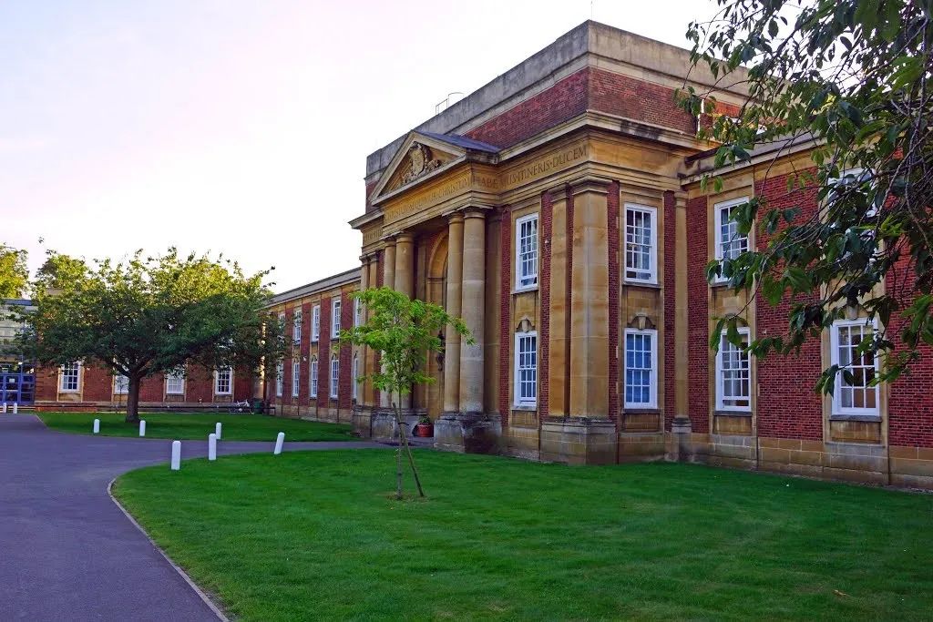 浼︽暒鐨囧澶у瀛﹂櫌浠嬬粛,浼︽暒鐨囧澶у