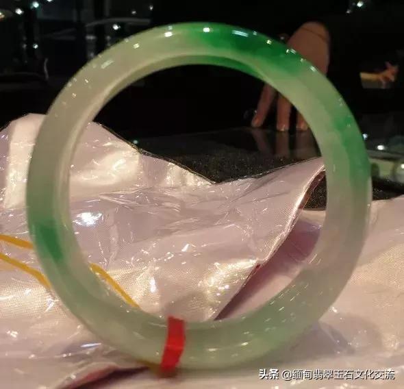 怎么辨别翡翠手镯好坏图解,翡翠手镯好坏最简单方法