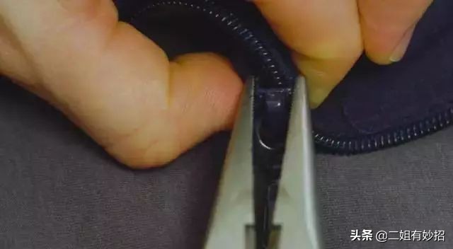 新鞋拉链在顶端拉不下来,新鞋拉链拉不下来