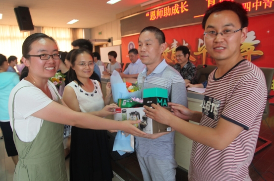 考研复试给导师送礼多少比较好,考研复试到底要不要给导师发邮件