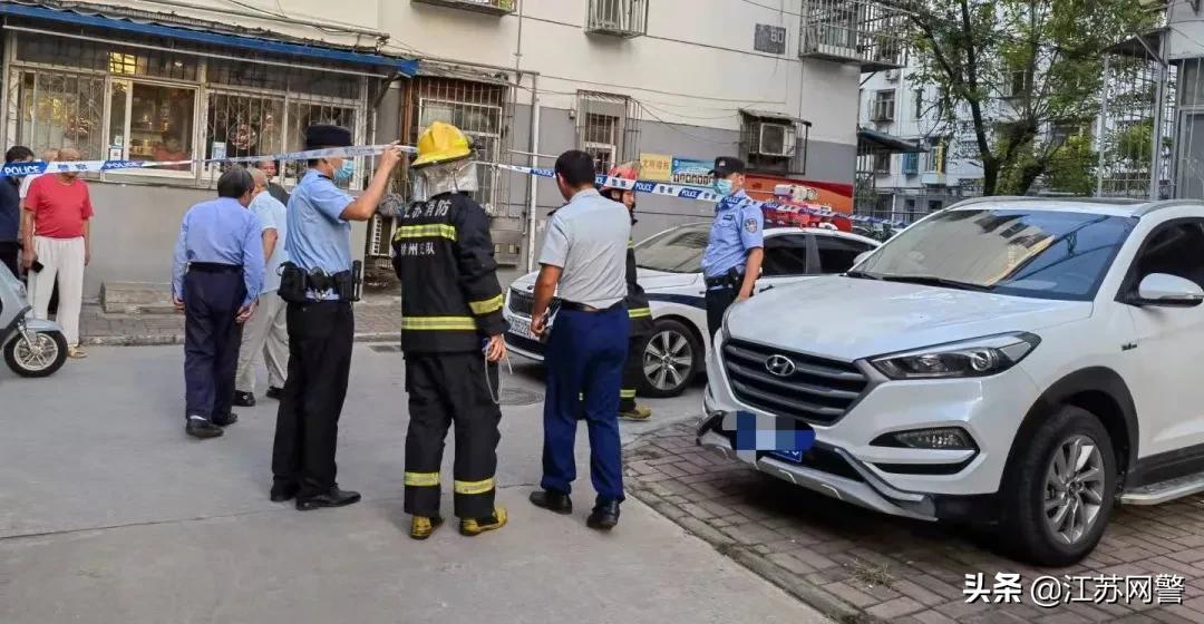 女童手指被砸断民警及时送医,孩子被砸脚趾视频