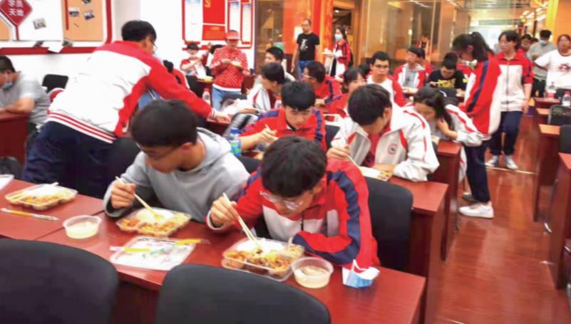 最强助考：老师扮“门神”向学生传输能量