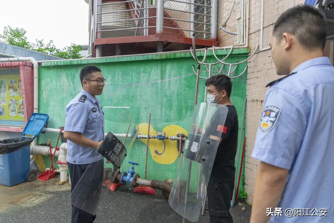 警民共筑连心桥携手保平安,社区警务室与社区共同开展工作
