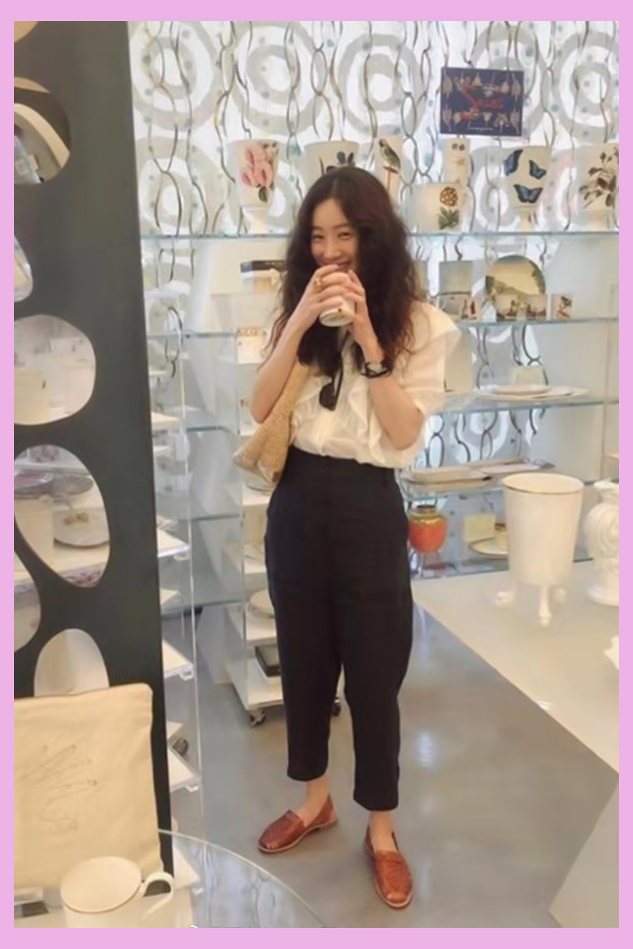 郑丽媛晒穿搭，小卷毛太吸睛，韩国小姐姐的夏天都是这么好看吗