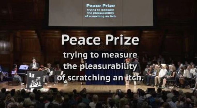 挠痒痒的愉悦程度到底有多大?该研究获得了2019搞笑诺贝尔和平奖