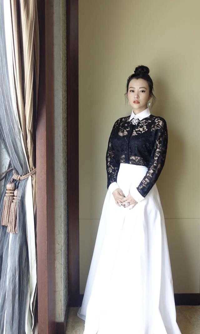 郝蕾身材真有料,穿黑色蕾丝上衣搭配白色半身裙,身材凹凸有致