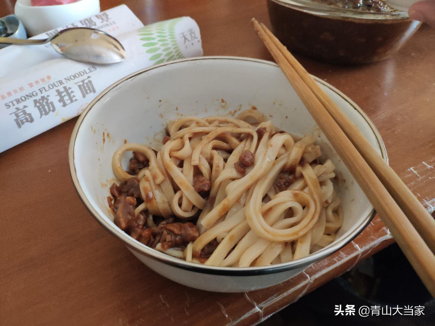 留学生做炸酱面,外国人在家做炸酱面