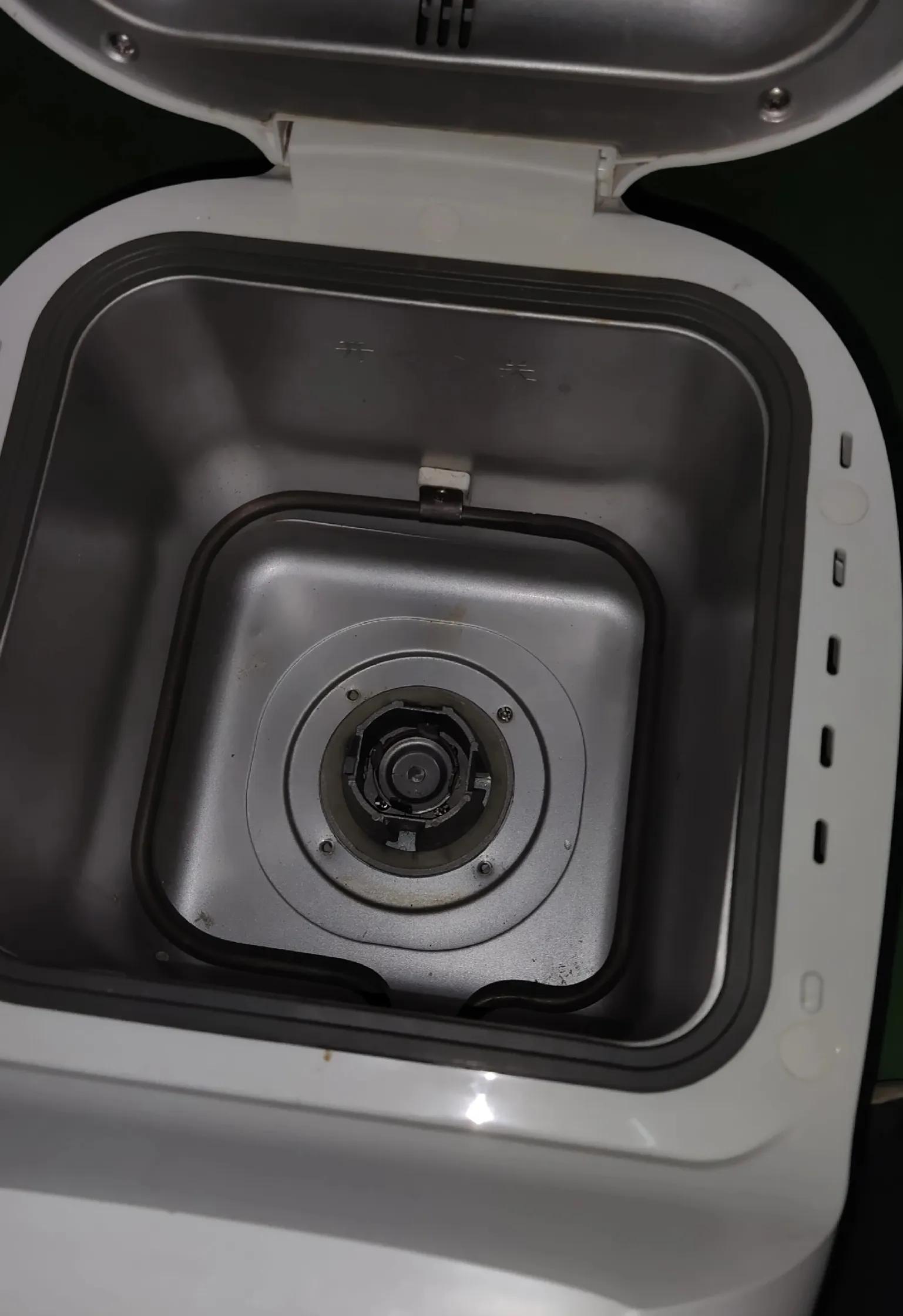 烤面包机压下去通电就跳闸,面包机一烘烤就跳闸维修