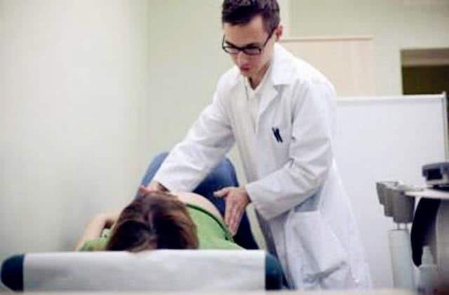 产妇分娩被“围观”，吓得使不出力气，在产科遇到男医生，尴尬