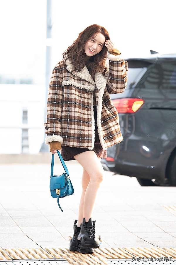 林允儿羊羔毛外套短裙,林允儿身穿上万毛衣