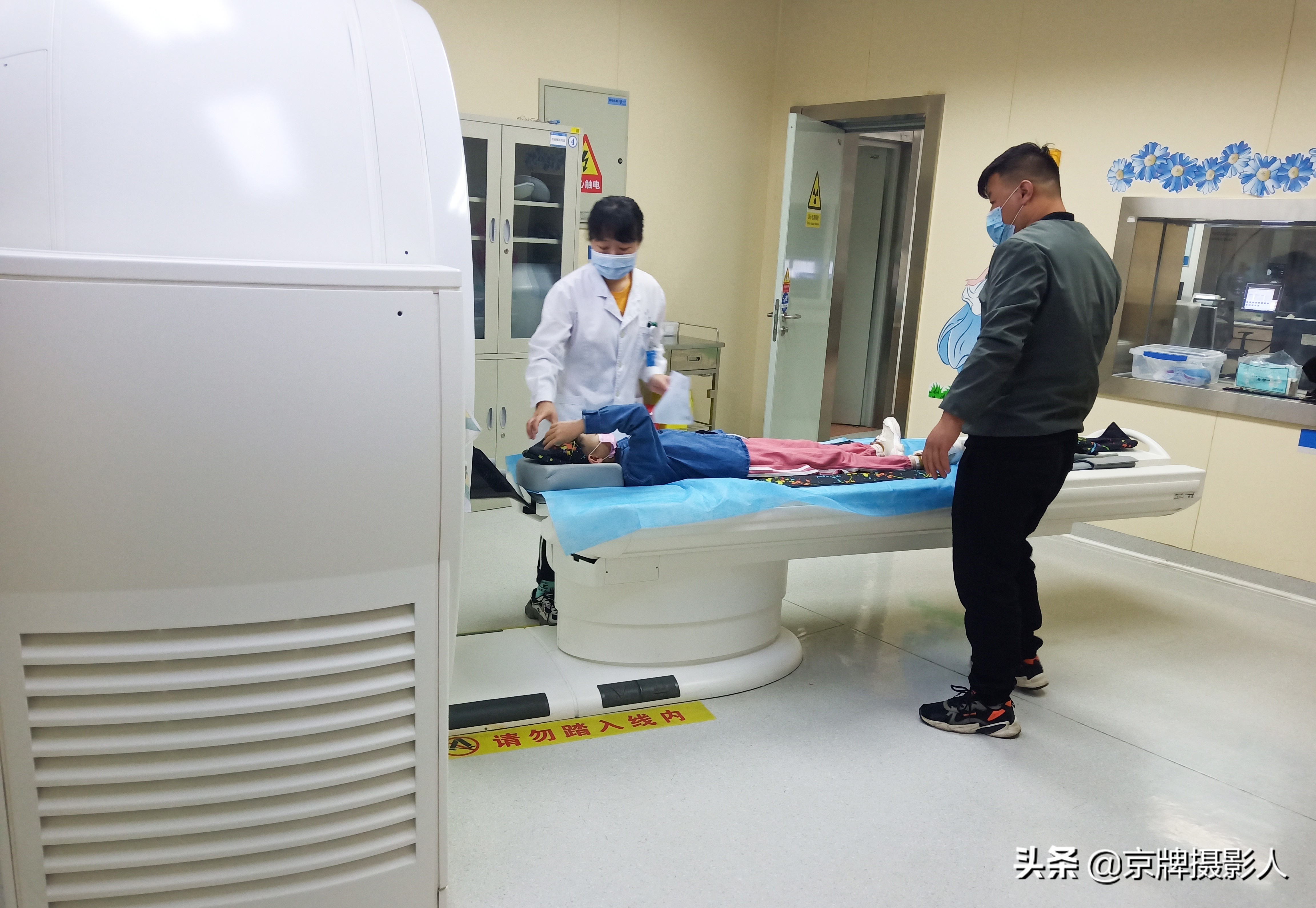 漂亮女孩因一场高烧失去听力,高烧40度女孩后续