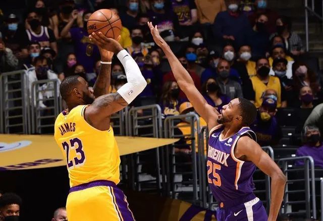 湖人2比0后詹姆斯评价库兹马,库兹马被詹姆斯抱怨