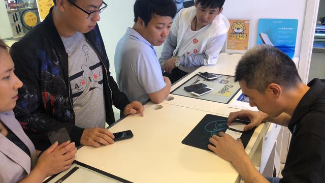 五花八门的手机膜,我们该如何挑选?看完这篇就有答案了