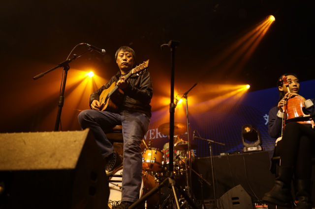 佳能rf70200f2.8和f4哪个好,佳能rf15-35f2.8测评