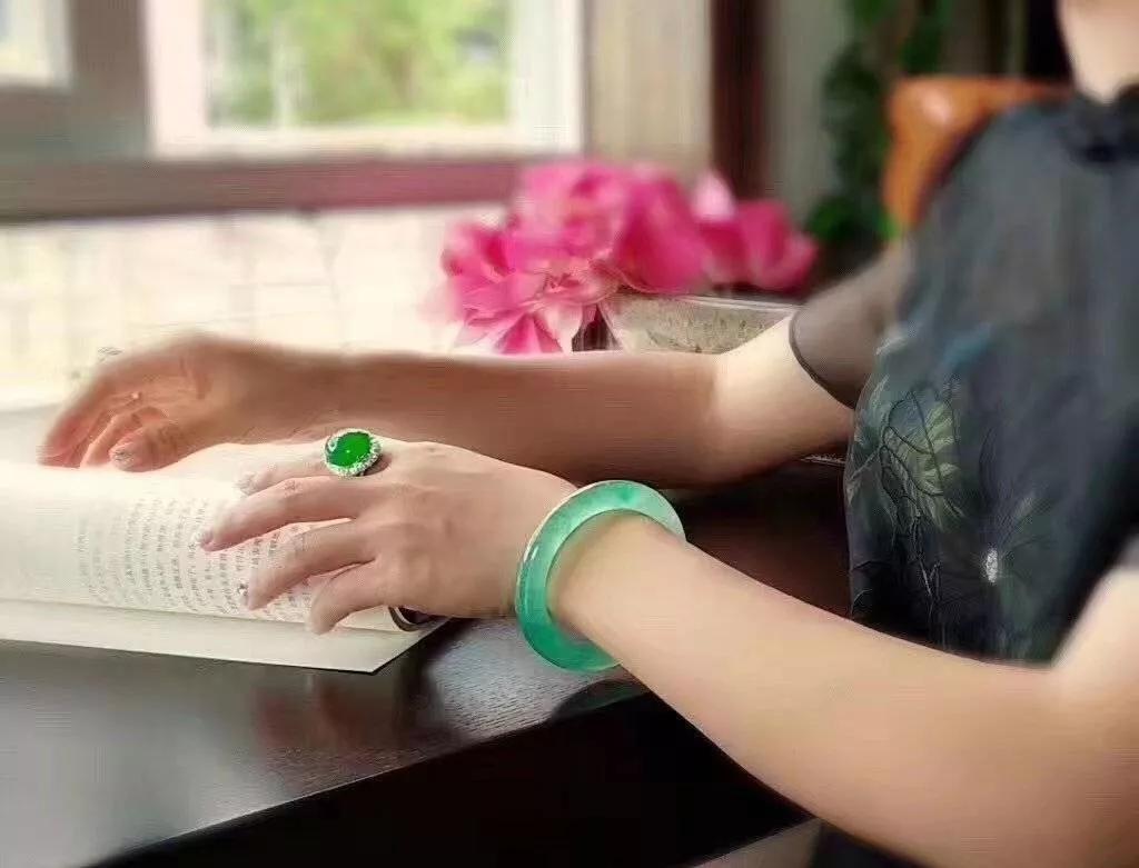 试戴手镯手痛怎么救治,翡翠手镯变形