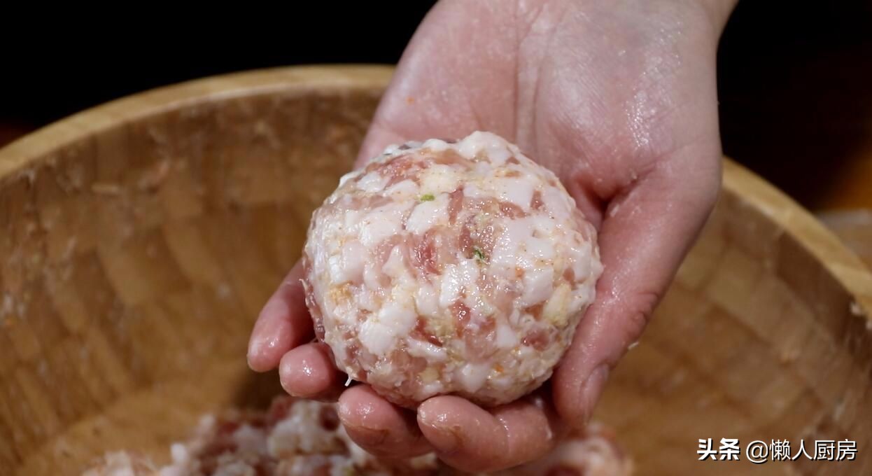 蟹味狮子头的做法,纯手工制作蟹粉狮子头