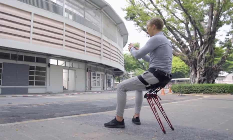 这个小马扎能穿在身上，感觉腿累了，可以随时随地坐下来休息