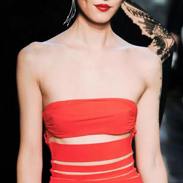 肩宽女生穿搭不要广告,肩宽胯宽女生穿衣服该注意什么