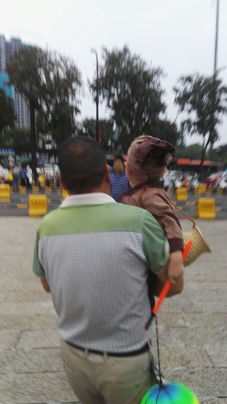 庆国庆出门扫街拍照，专门拍摄娃娃照片，展示洛阳休闲生活