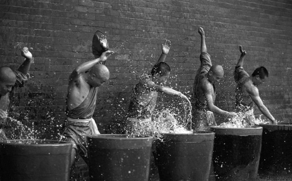 少林寺武僧进入部队练武,电影少林寺众武僧练武场面