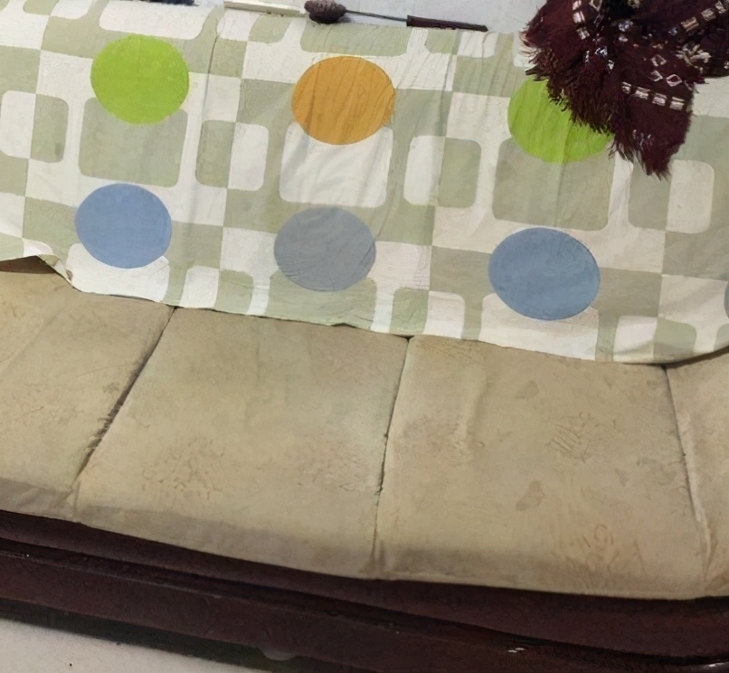 沙发又硬又黑,沙发污渍清理有色差