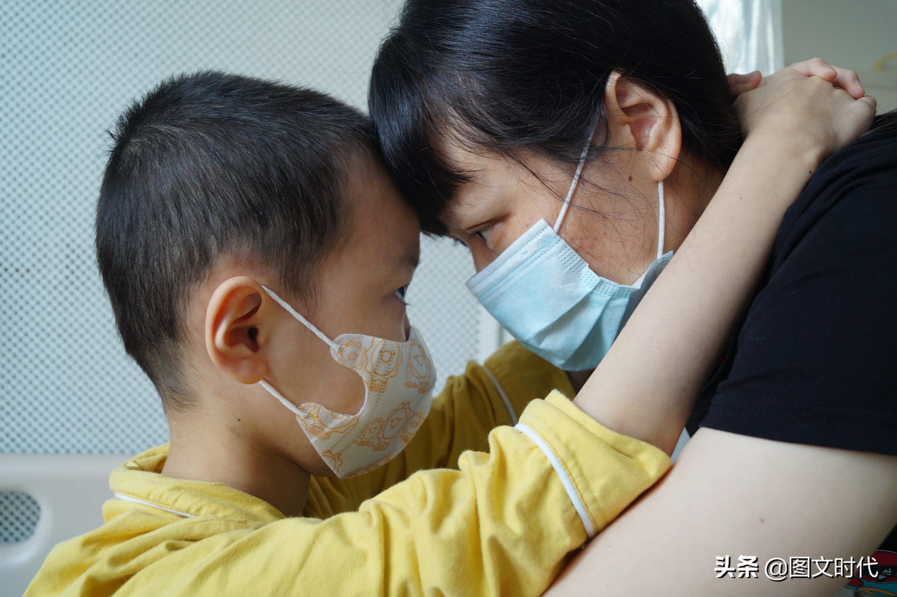 8岁男童挖鼻孔住院,一男子为救孩子被掏空