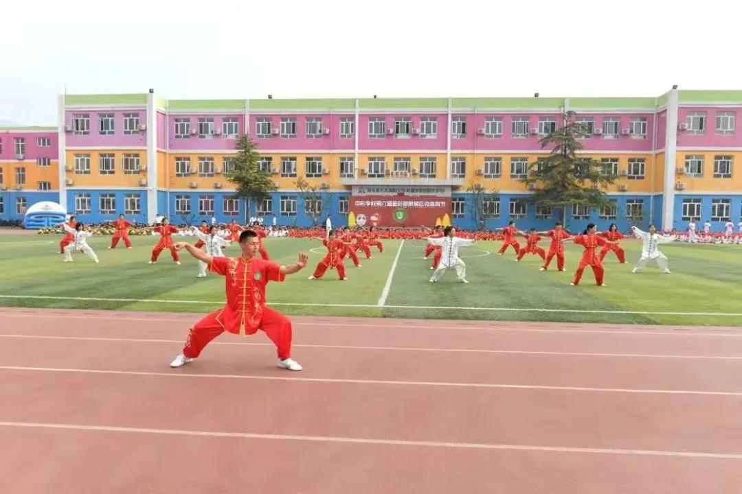 一共有207人参加体操表演,一百多人体育节开场