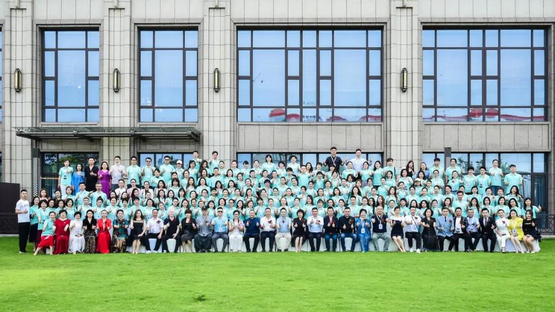 赵德仁应邀出席第十七届中国国际纹饰师美容技艺大赛，任技术总监