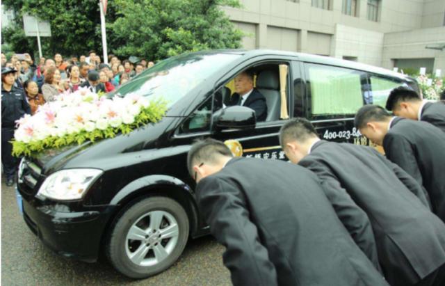 当婚车碰到出殡的时候是好还是坏,当婚车遇到殡葬车