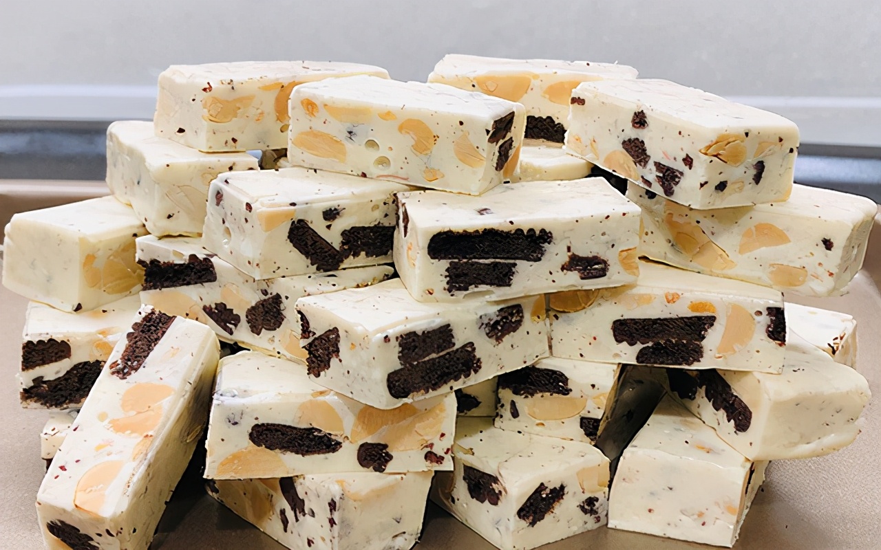 快过年了做软糯牛轧糖,自己做的牛轧糖味道棒棒哒