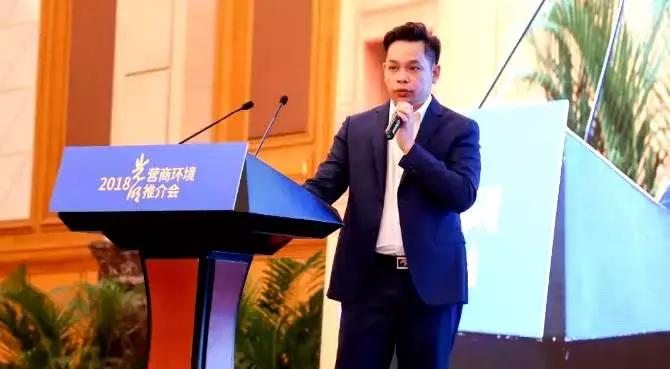 爆雷多家上市公司年报巨额预亏,欧菲光董事长蔡荣军与库克合影